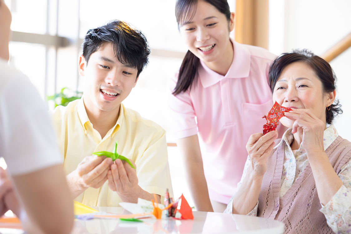 笑顔の利用者と支援者