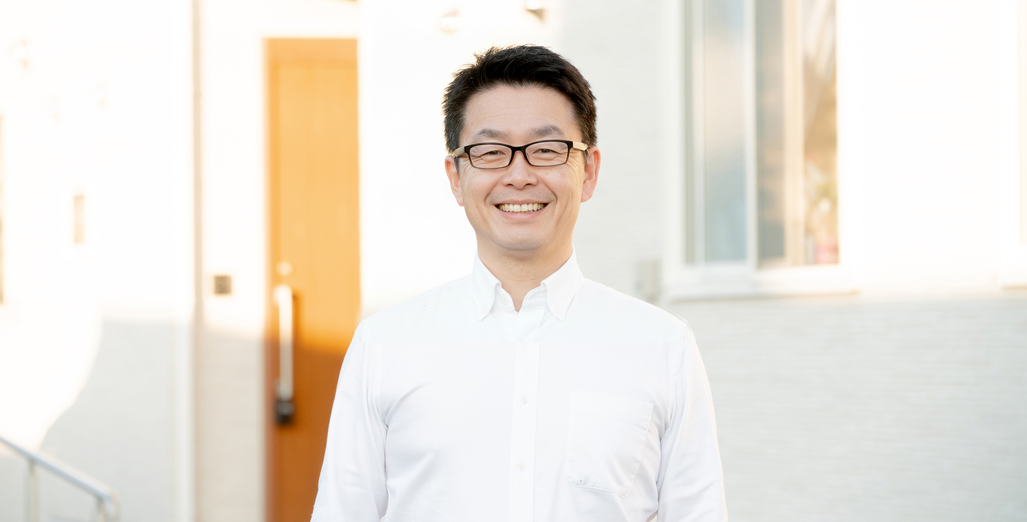 代表の笑顔の写真